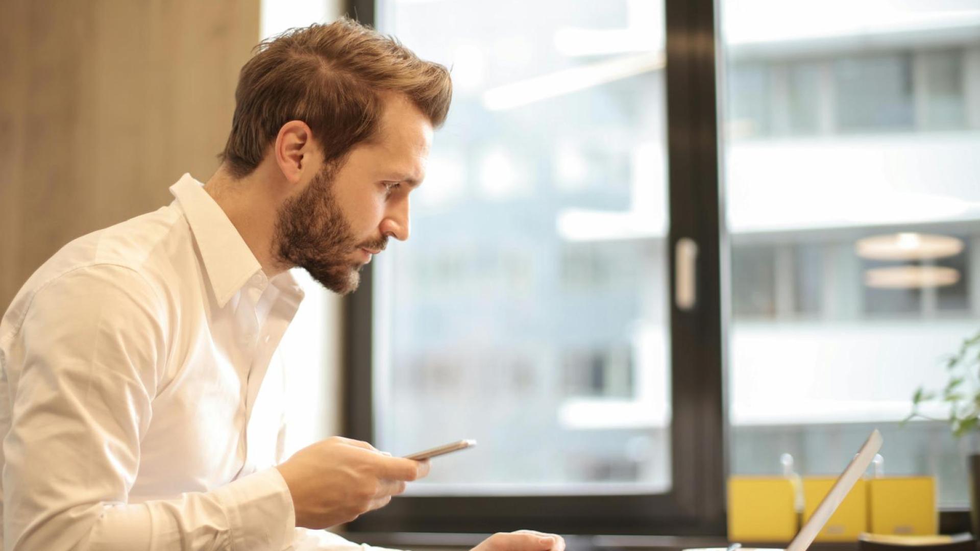 Mies tekemässä töitä tietokoneella.